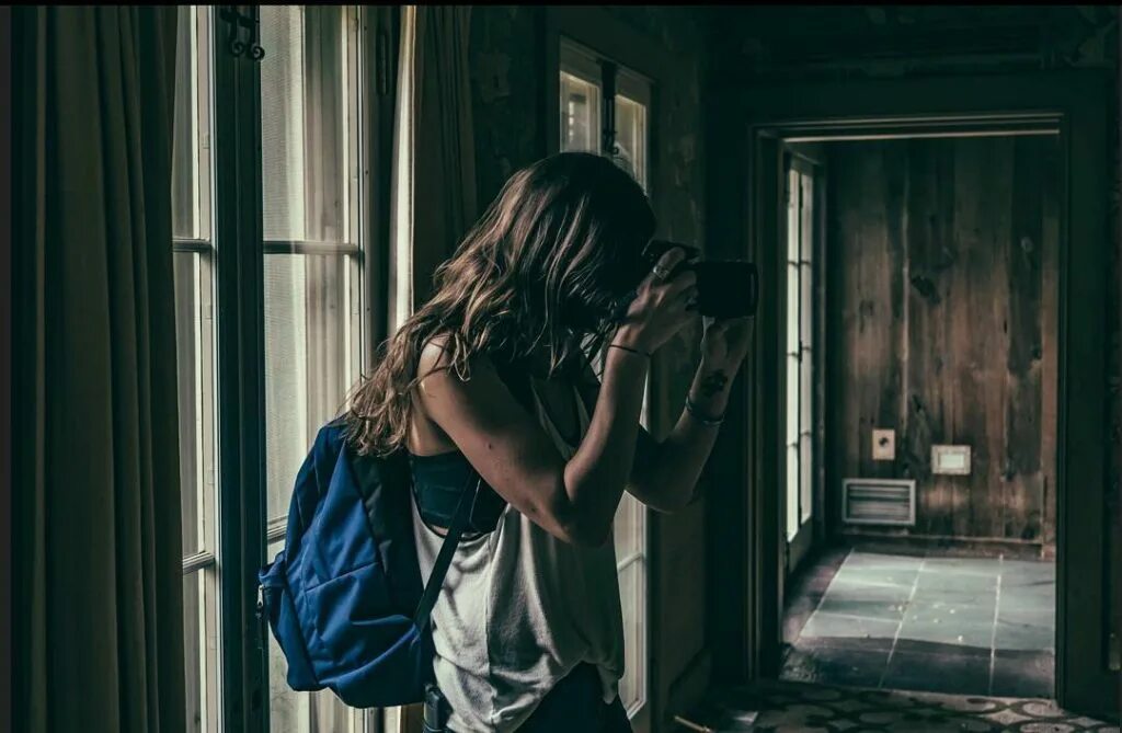 Шутки про любовь. Красивые девушки обнаруженные тела. Девушку обнаружив на том. Девушка в заброшенном доме фото. Антонелла сальвучи философия будуара маркиза де сада.