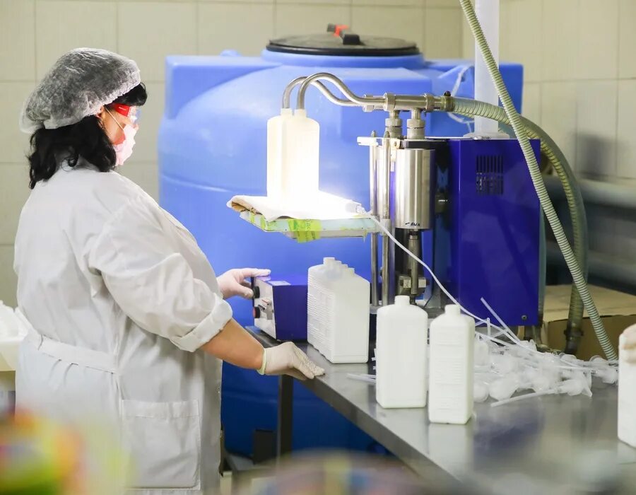 Сырье бытовой. Пластмассы в промышленности. Бытовая химия фон. Синтетические материалы пластмассы. Сырье бытовой.