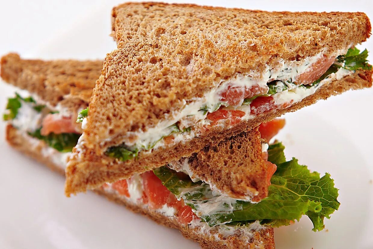 Сэндвич. Сэндвич с лососем. Сэндвич треугольный. Сэндвич с семгой. Про сэндвичи