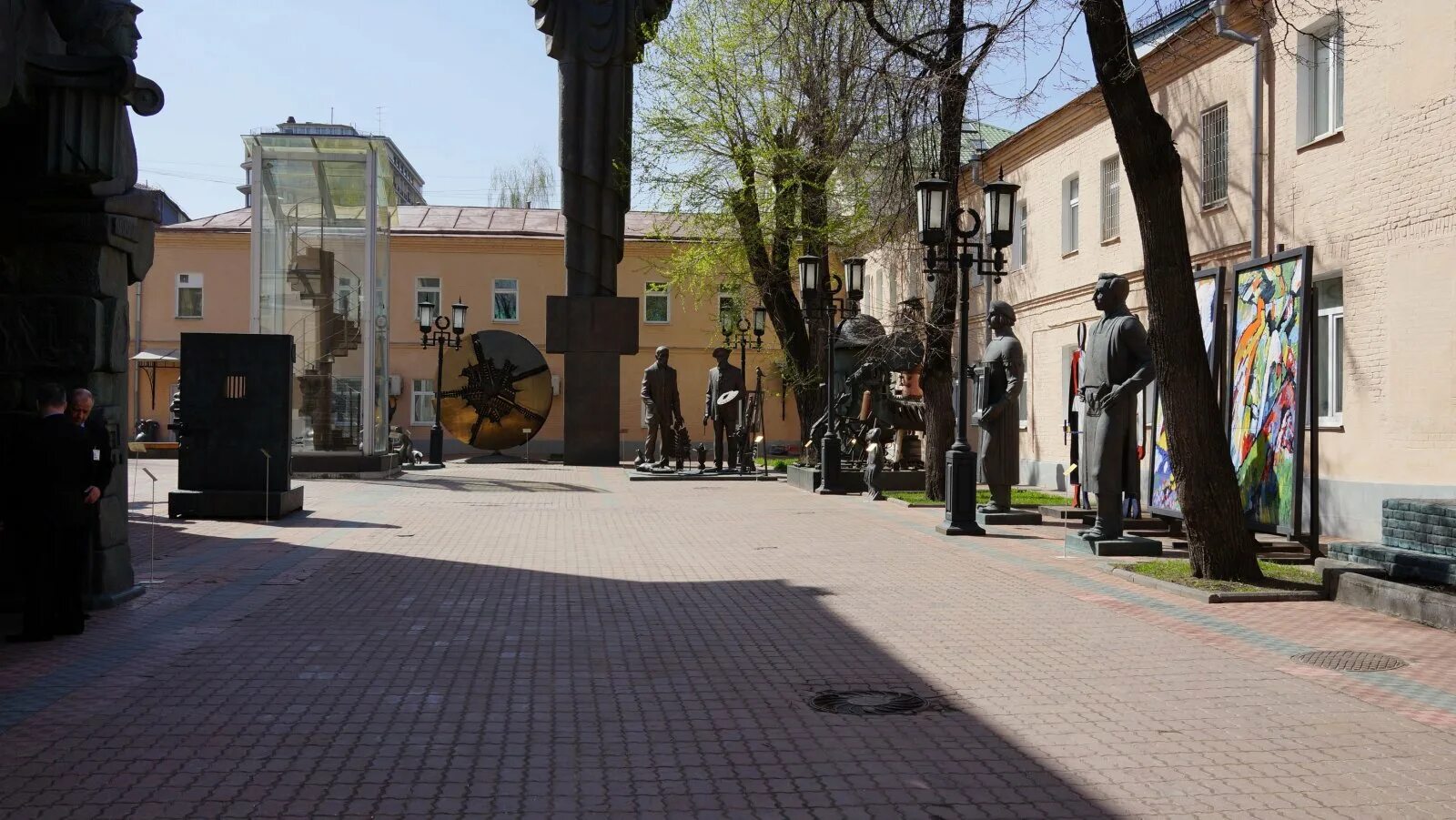 Стекло, гуаши и воспоминания: на какие выставки идти в апреле - The City