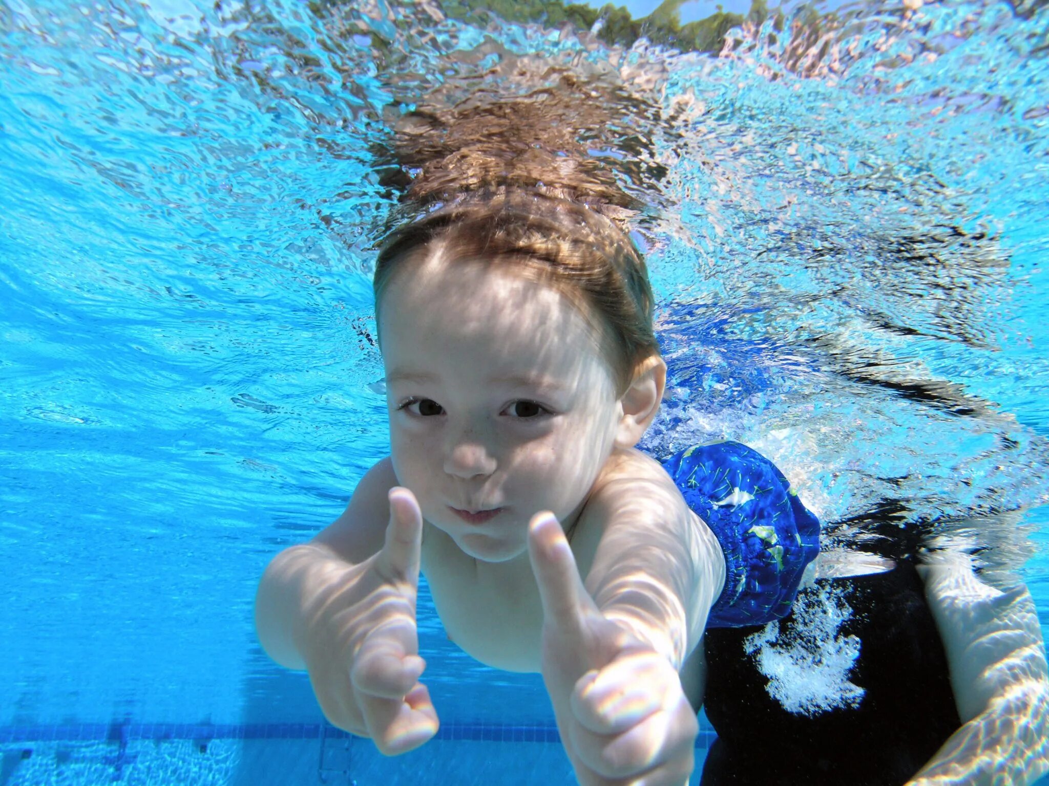 Купаться в чистом бассейне. Дети в бассейне. Плавание в бассейне дети. Фотосессия в бассейне детей. Дети плавают в бассейне.