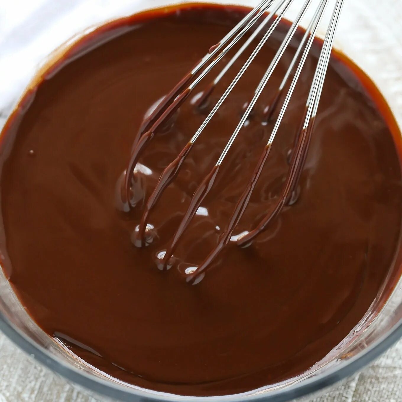 Глазурь для торта из плитки. Глазурь ганаш Ромовый. Шоколадная глазурь ганаш. Шоколад для ганаша. Приготовление шоколадной глазури.