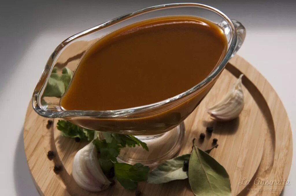 соусы. французские соусы. соусы французской кухни. соус к мясу в магните. много соусов.