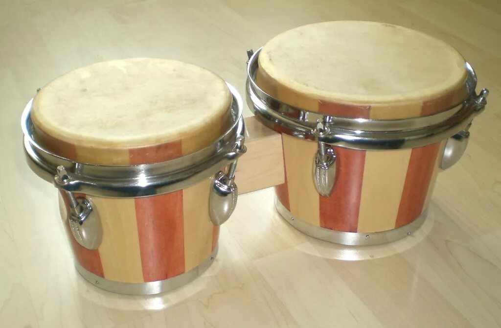 Кубинский барабан. Инструмент Бонго инструмент Бонго. Барабаны «Бонго». Бонги музыкальный инструмент. Музыкальные инструменты барабан Бонго.