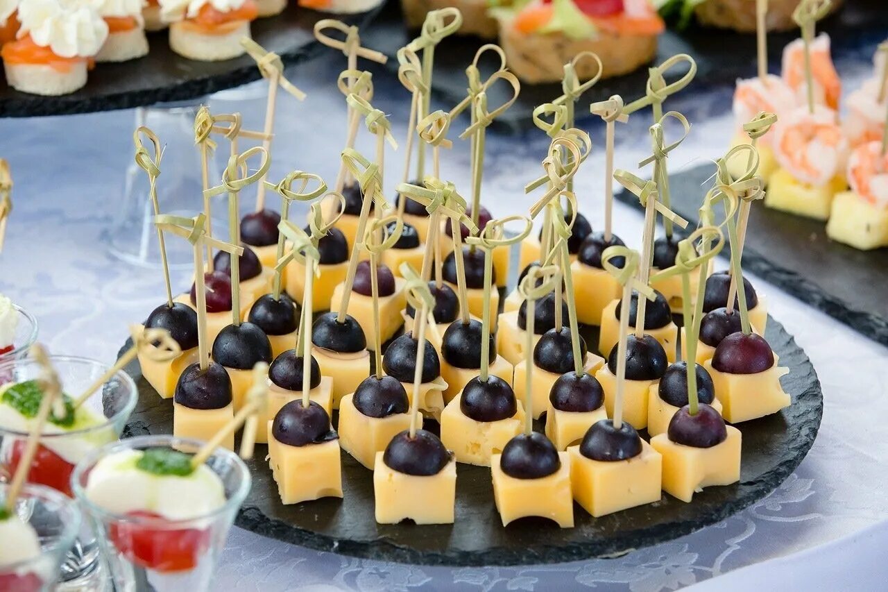 канапе с фетой и черри. канапе на шпажках ветчина сыр черри. бутерброды для фуршета. канапе. бутербродики канапе.