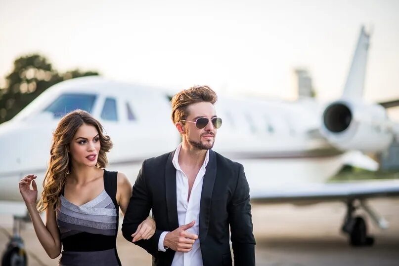Luxury lovers лицо. Жена успешного мужчины. Богатый мужчина и женщина. Пара в большом доме. Rich couple.