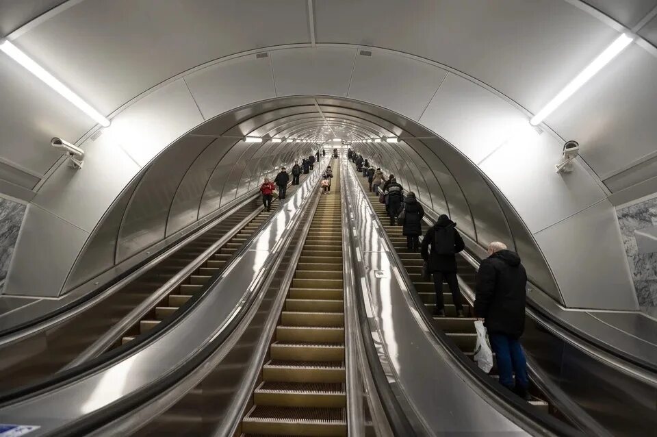 Спб когда закрывается метро удельная на ремонт. Метро Василеостровская эскалатор. Эскалаторы в метро Санкт-Петербурга. Эскалатор в метрополитене СПБ. Станция метро Петроградская Санкт-Петербург.