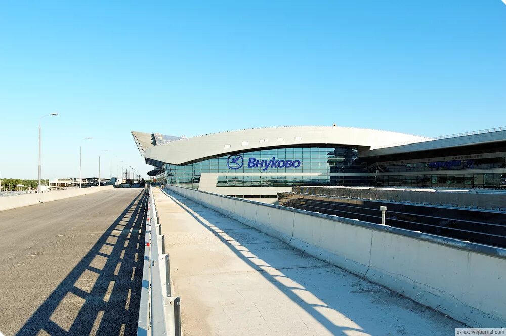 фото аэропорта внуково снаружи. аэропорт внуково москва. аэропорт внуково фото снаружи. порт внуково. аэропорт внуково снаружи.