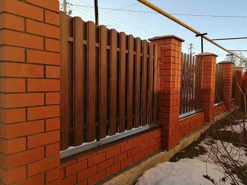 Заборы для частного дома недорого. Забор под ключ липецк. Забор калуга под ключ. Забор под ключ отзывы. Забор из кирпича и евроштакетника.