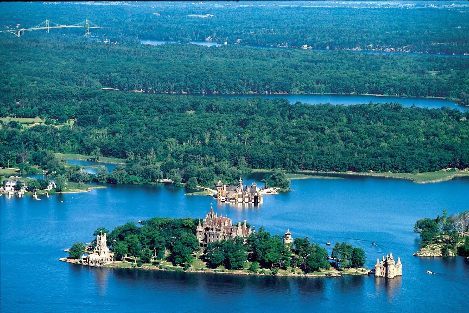 Святого лаврентия какой океан. Замок Болдта (Boldt Castle) // тысяча островов (Онтарио). Река св Лаврентия 1000 островов. Тысяча островов Онтарио Канада. Замок Больдта Харт Айленд.