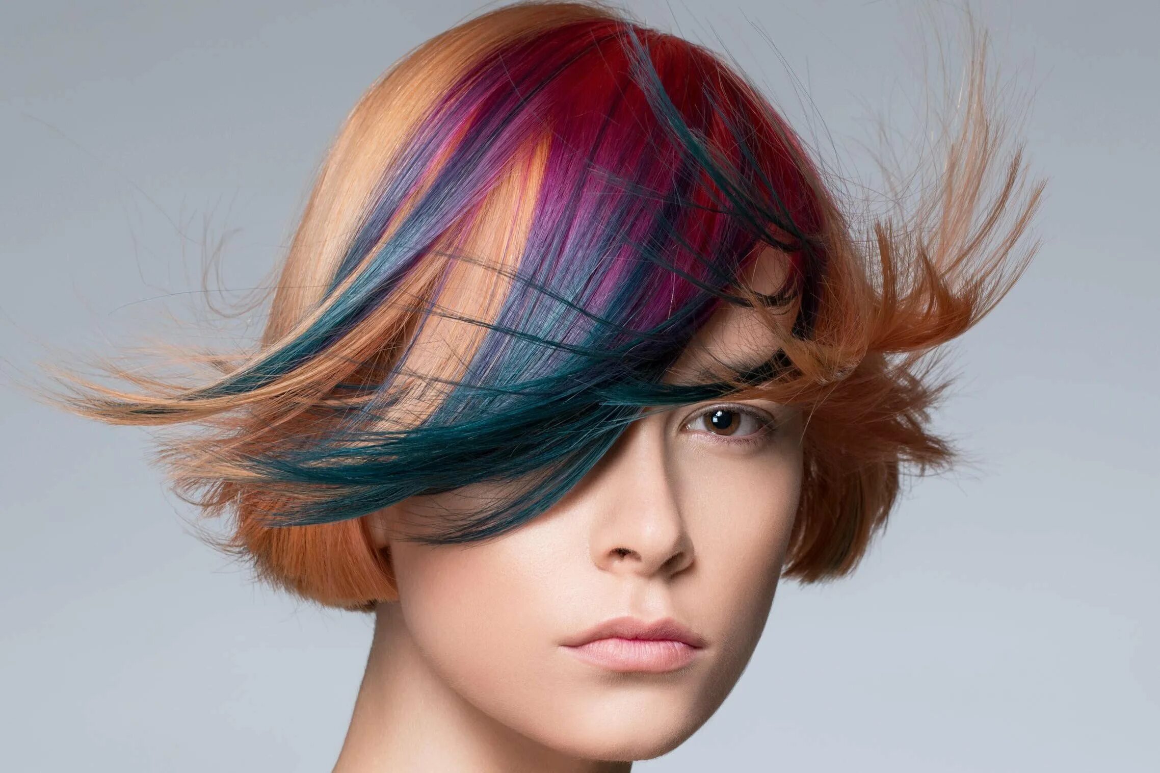 Колорирование в три тона. Яркое окрашивание волос. Мелирование волос колорирование волос. Яркое колорирование на каре. Радужные волосы короткие.
