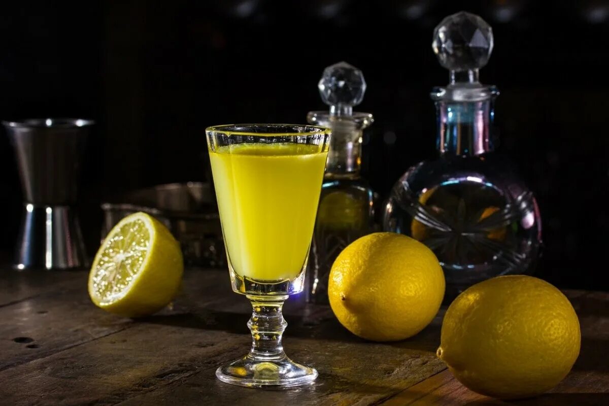 Вкусный лимончелло. Лимонный ликер Лимончелло. Лимоны для Лимончелло. Наливка Лимончелло.