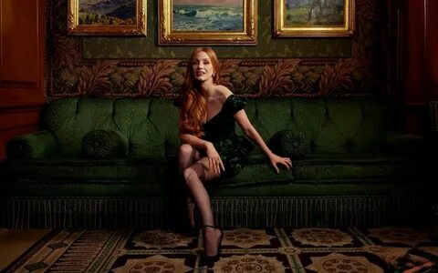 Скачать обои улыбка, диван, стройная, платье, актриса, рыжая, симпатичная, Jessica...