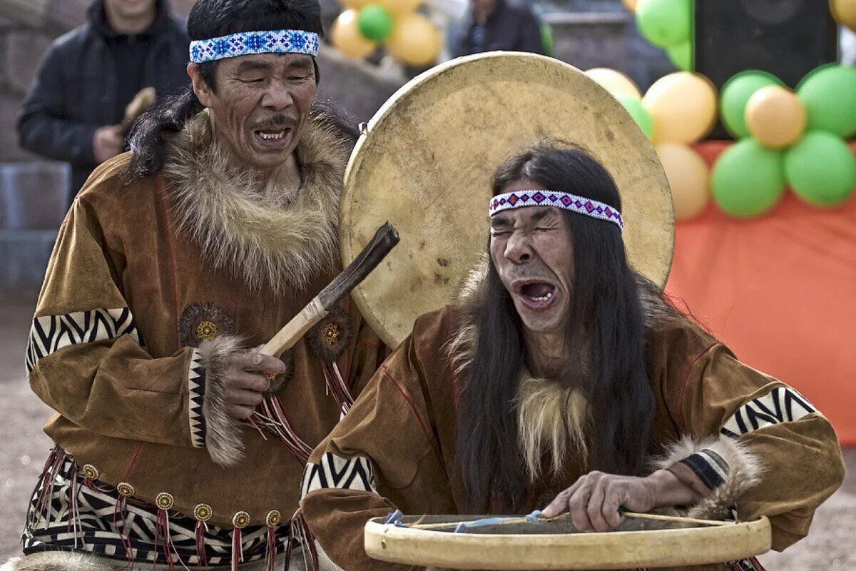 Шаман придурок. Шаман придурок. Шаман с бубном вызывает дождь. Егор чекрыгин книги хроники дебила. Шаман с бубном карикатура.
