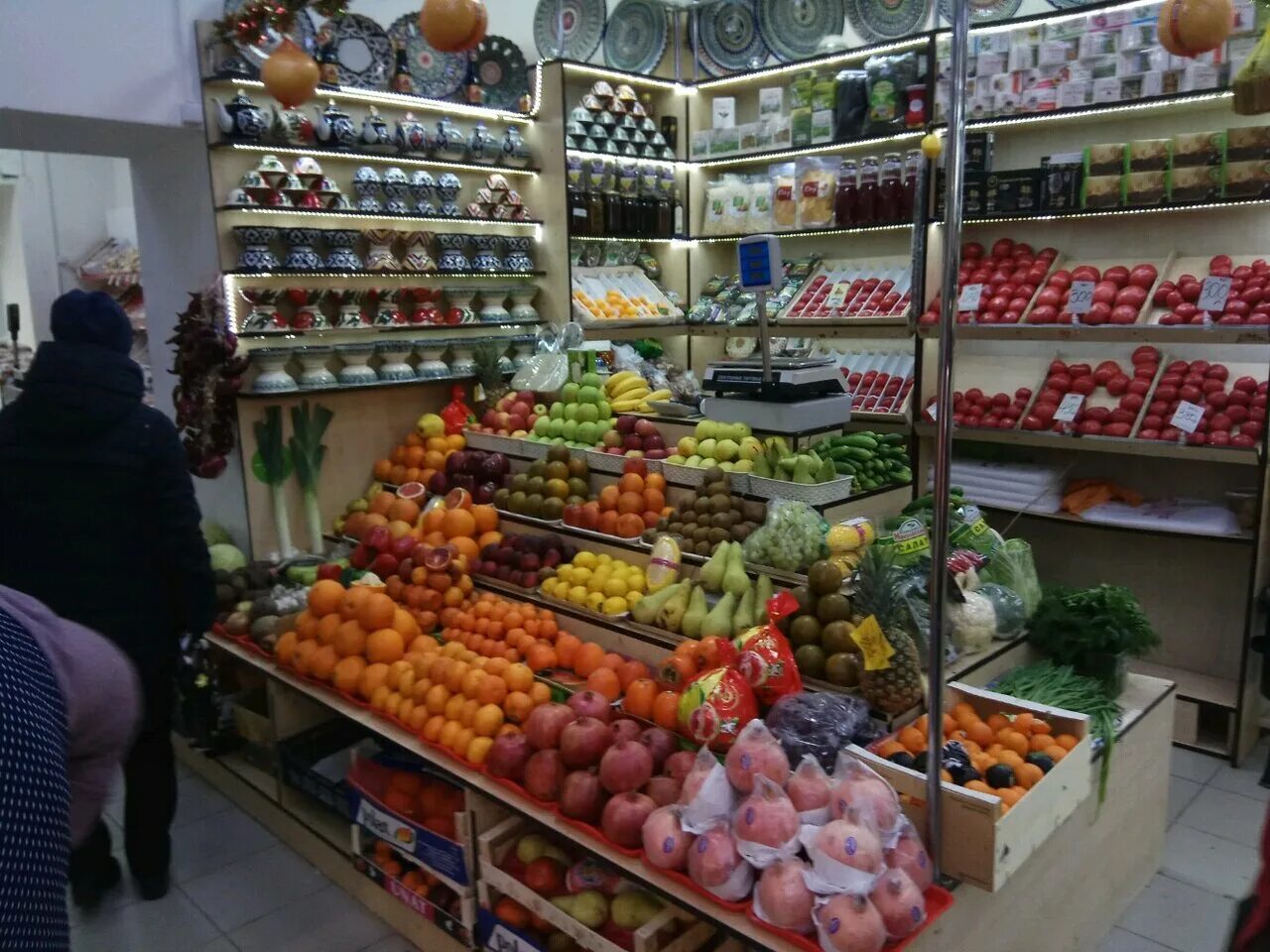 Магазин овощей москва. Выкладка овощей. Овощи в магазине. Фрукты овощи ассортимент. Магазин овощи фрукты.