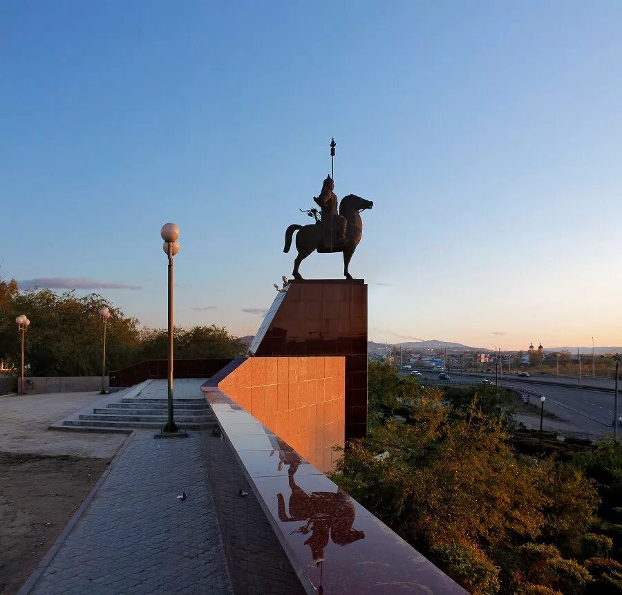 Улан д. Город Улан-Удэ памятник Гэсэру. Статуя Гэсэра Улан Удэ. Памятники Улан-Удэ Гэсэру в Улан-Удэ. Памятник Гэсэру в Бурятии.