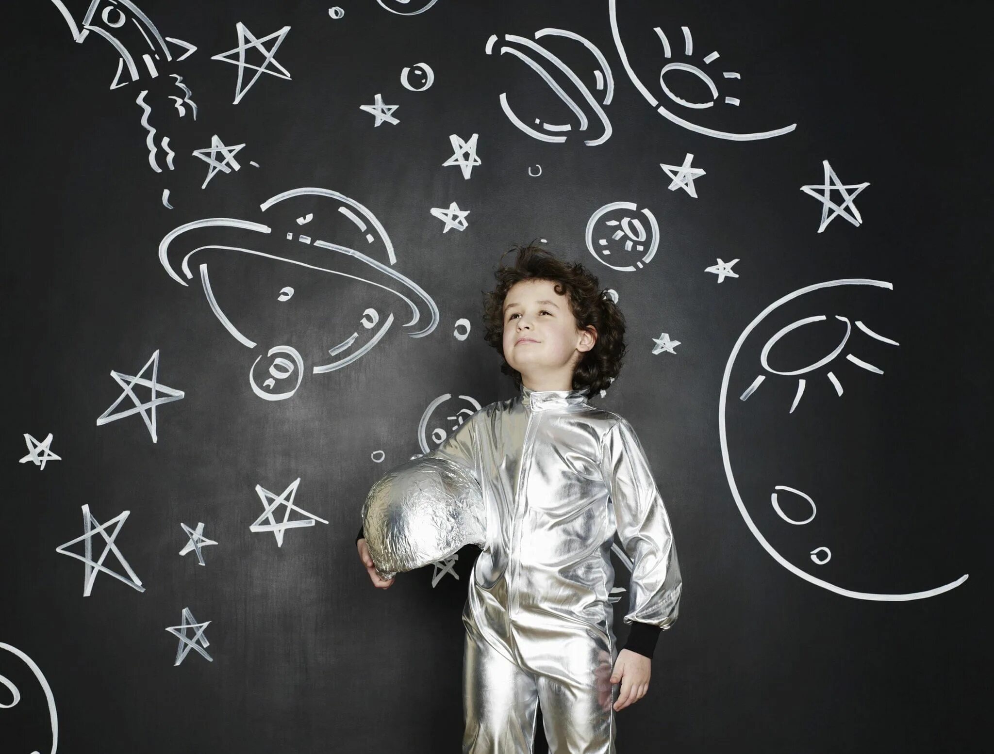 Какие есть космические профессии. Дети мечтают о космосе. Мальчик мечтает. Ребенок мечтает. Мальчик в космосе.
