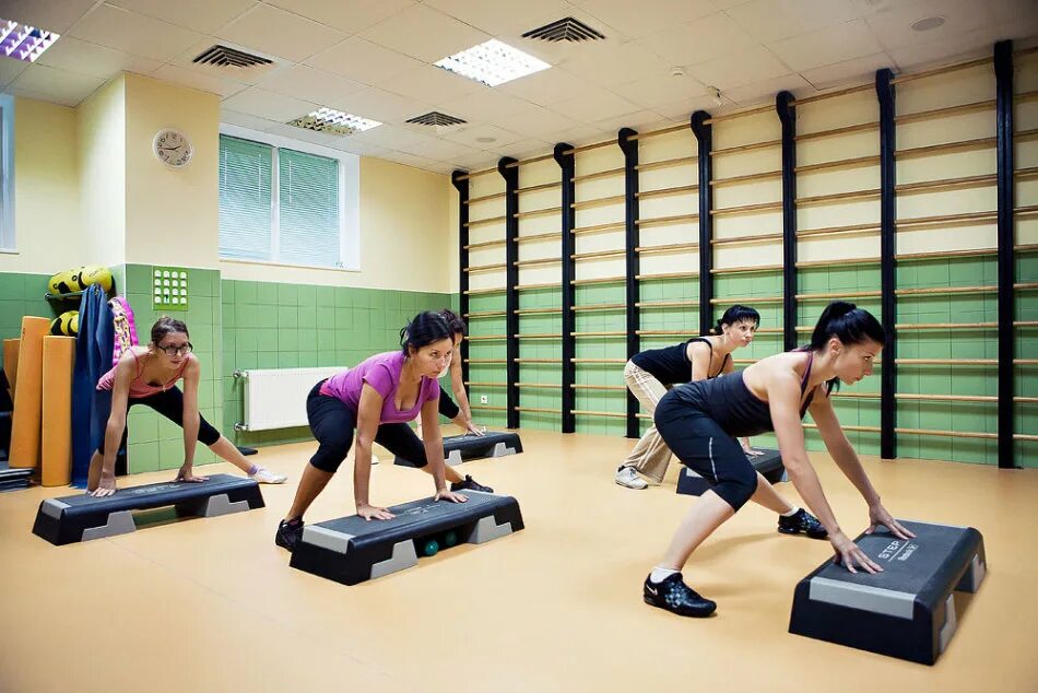 фитнес зал. тренажерный зал. энерджи пермь зал. полярис тренажерный зал. тренажерный зал зеленый.