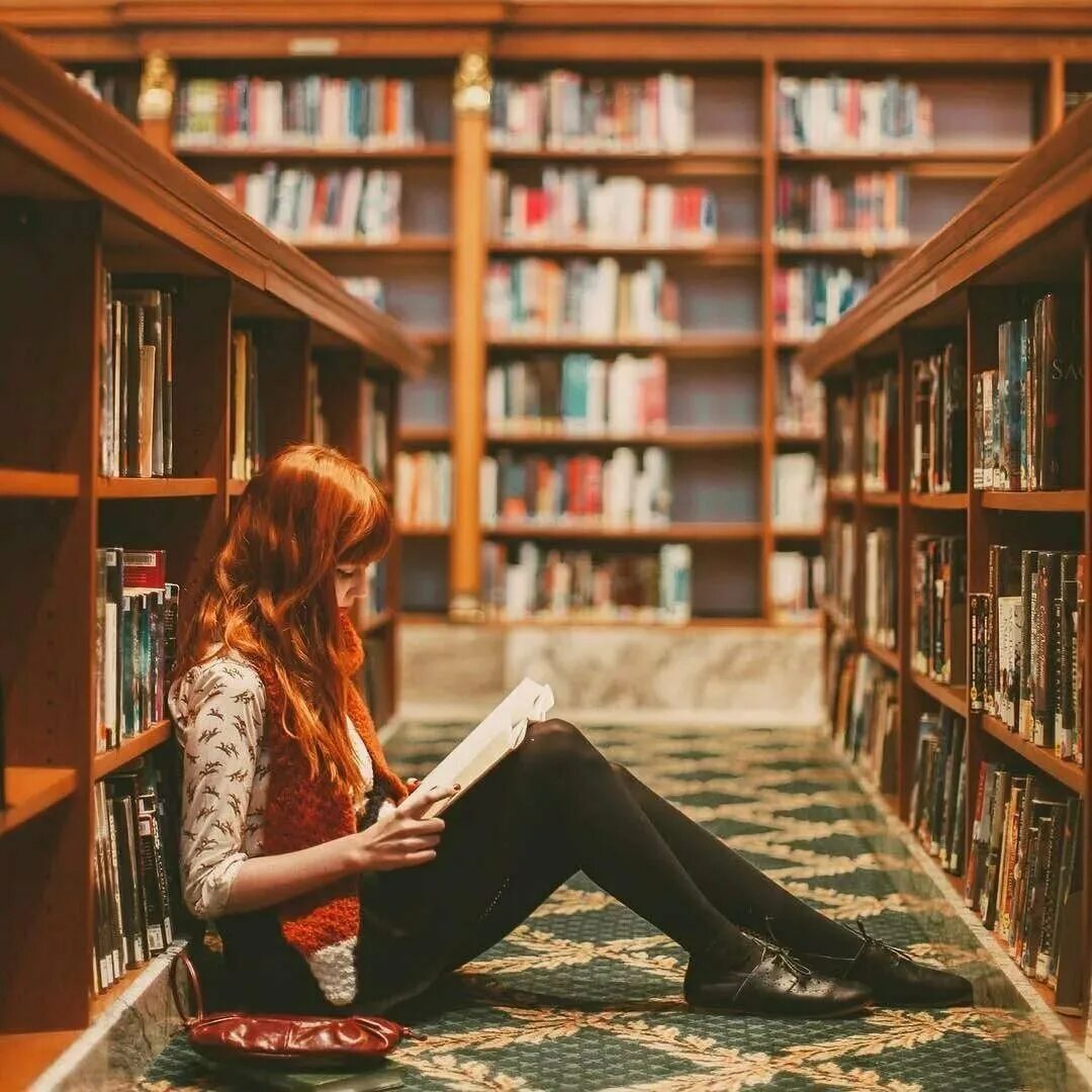 Чтение книг в библиотеке. Девушка в библиотеке. Девушка с книгой. Рыжая девушка с книгой. Девушка с книгой в библиотеке.