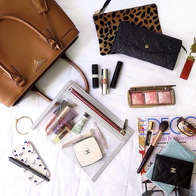 The bag on the table. Сумка my bag. сумка для косметики. крутые вещи для путешествий. красивая женщина достает из сумочки косметику.