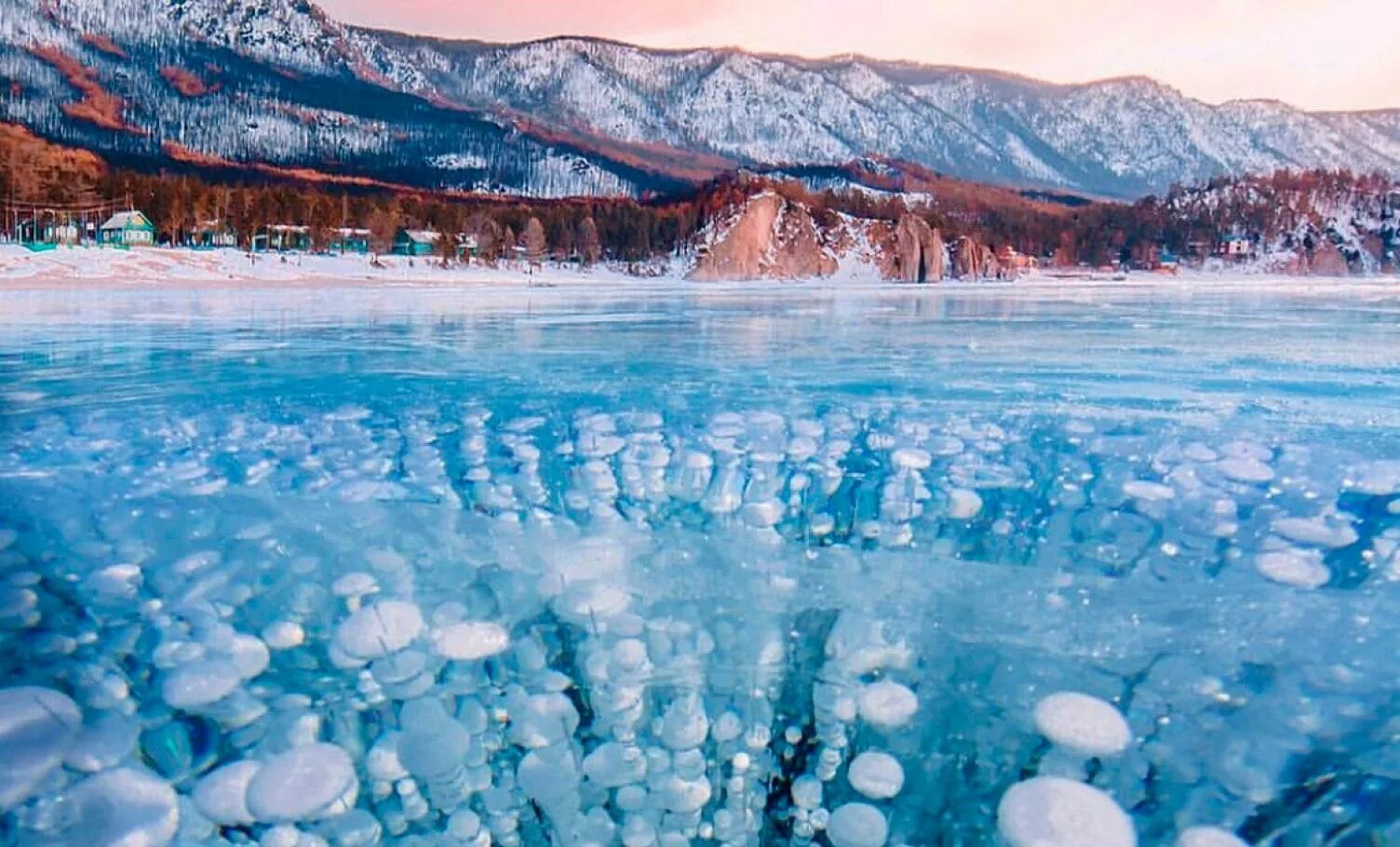 Пузырьки на байкале. Голоустное Байкал пузырьки. Голоустное Байкал зимой. Большое Голоустное Байкал зимой лед. Большое Голоустное Байкал пузырьки во льду.
