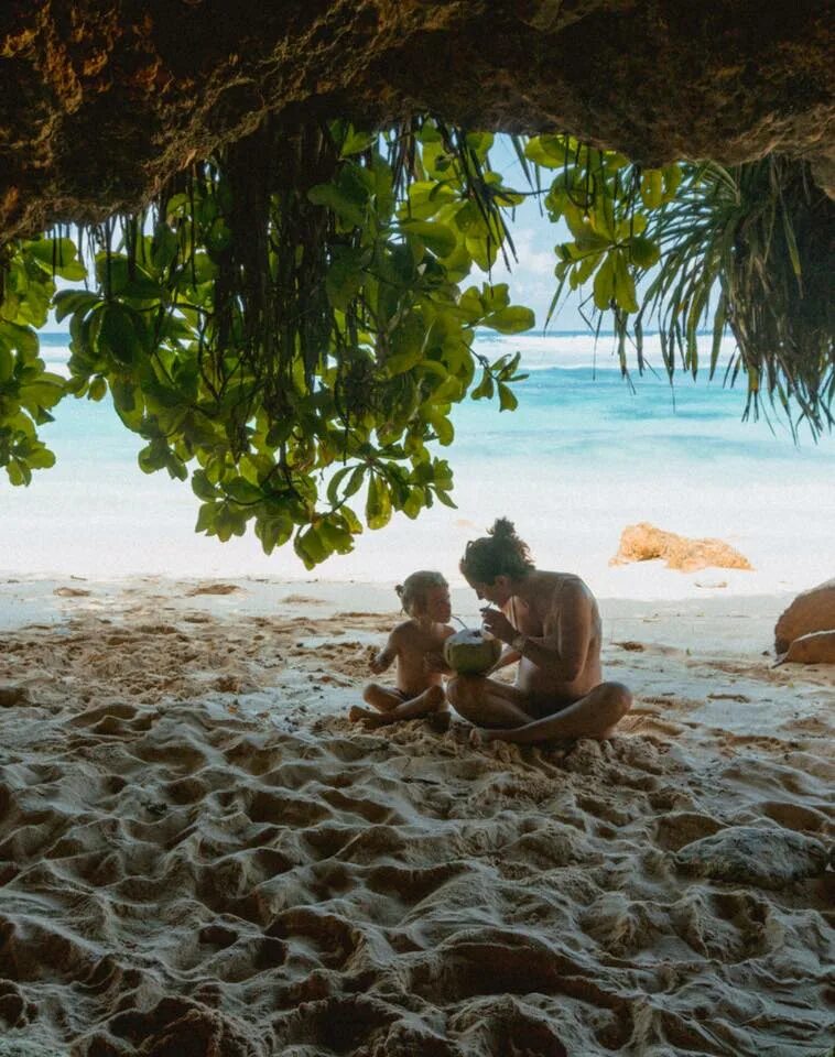 Тайланд семья на пляже. Самуи девушки. Семья на пляже пальма. Самуи с детьми. Тайланд дети.