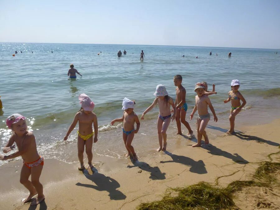 Пляжи черного моря для детей. Евпатория детский курорт. Детские пляжи в Евпатории. Детский пляж в Евпатории. Дети море Евпатория.