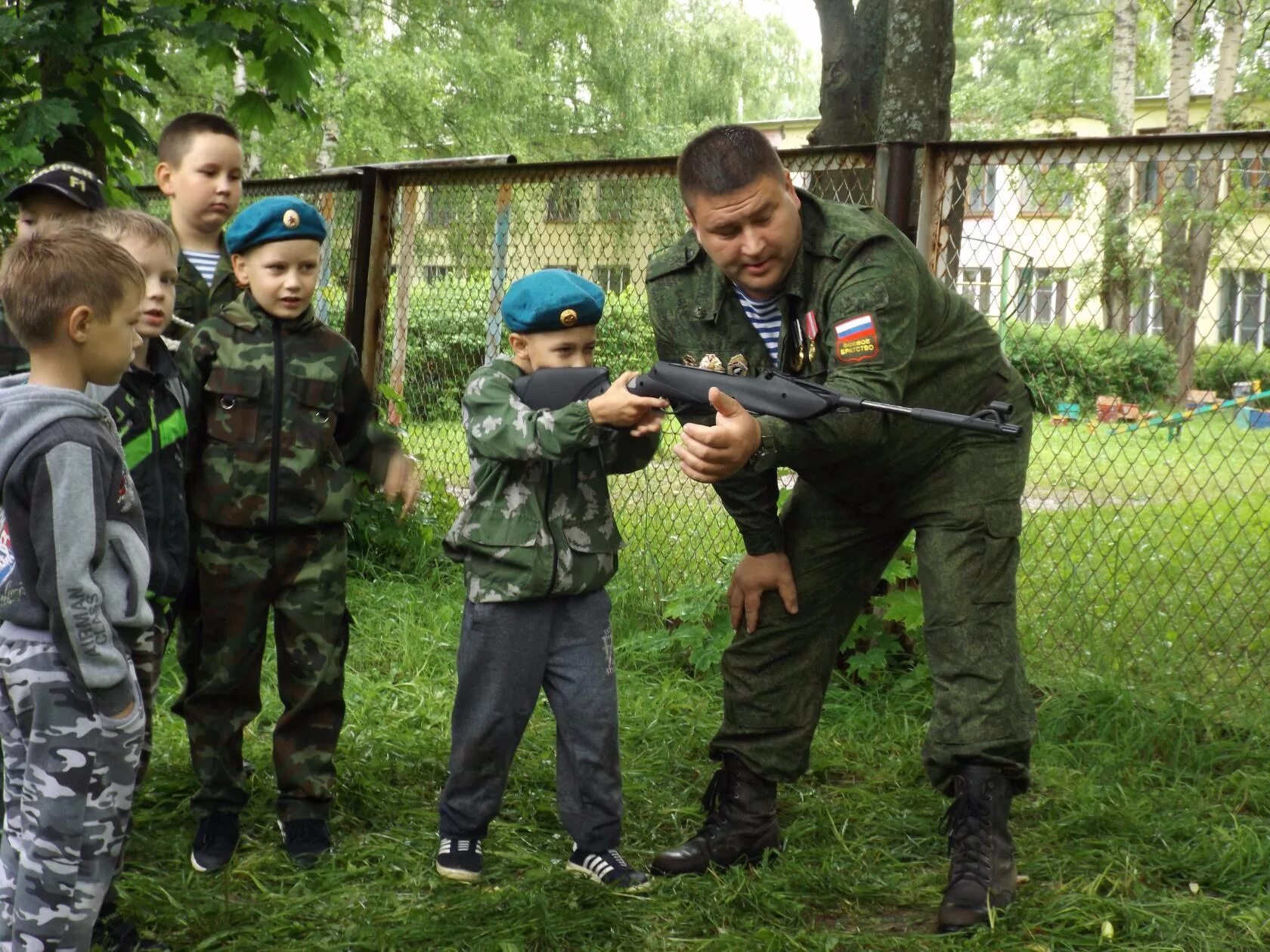 Позывной для игры зарница для девочки. Патриотический лагерь. Военная игра Зарница. Детский военный лагерь. Зарница (игра).