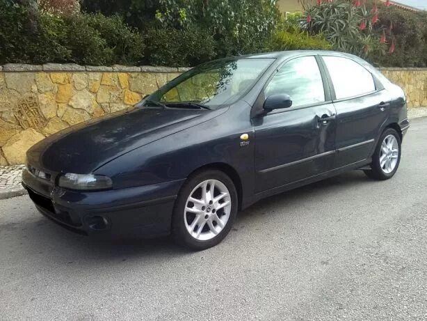 Фиат браво 1997. Fiat bravo 1999 седан. Сгоревший фиат браво черный. Фиат черный дым. Фиат черный дым.