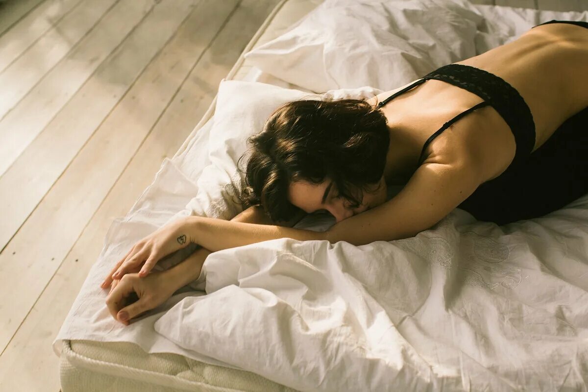 Девушка лежит на спине. Marina shimkovich модель. Лежачая девушка. Лежа пи. Йога лежа в постели.