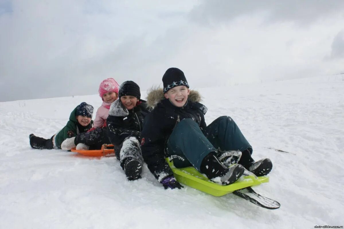 Человек на санках. Санки катятся с горы. На санках с горки. Дети на санках с горки. Движение санок с горы.