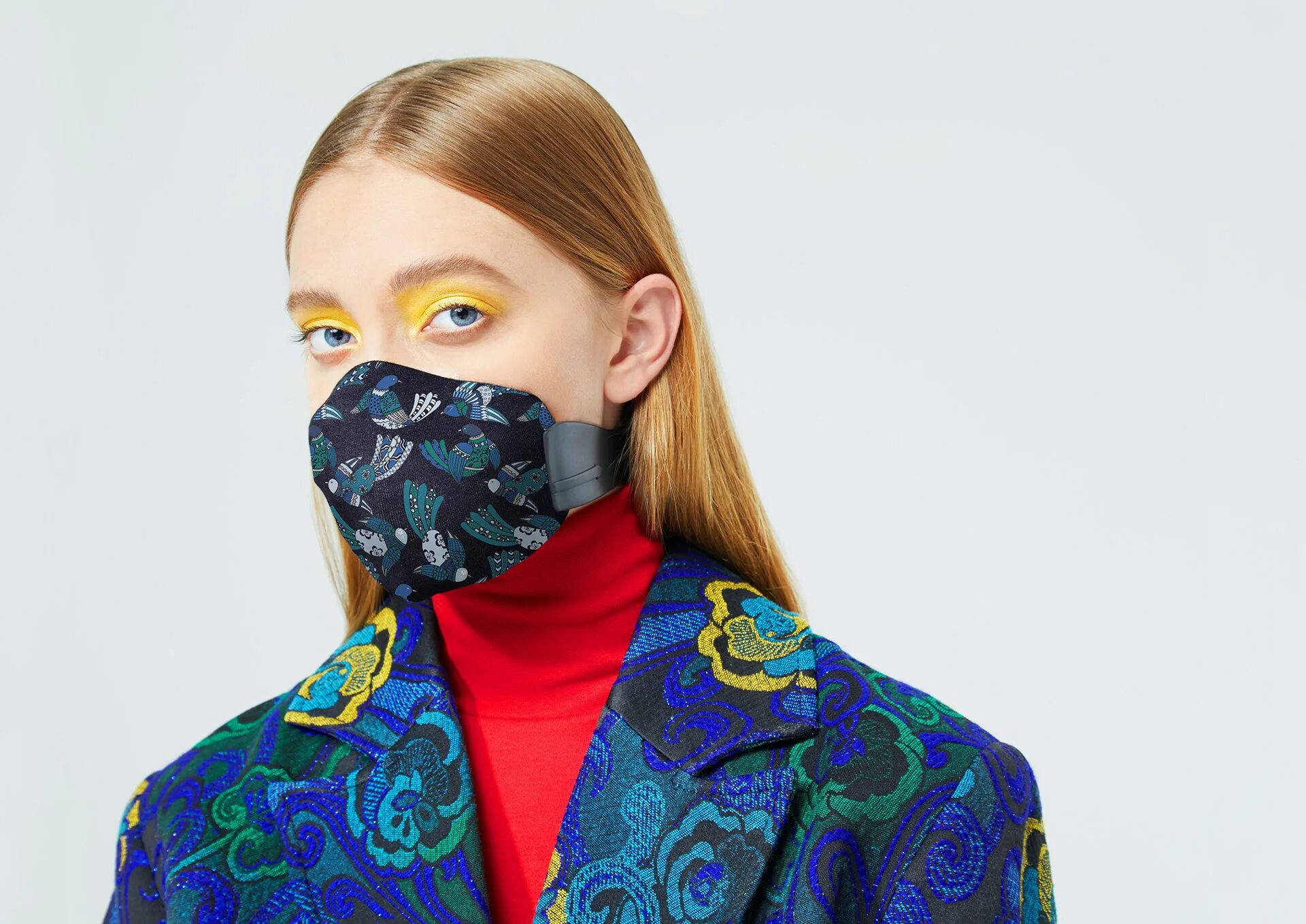 Маска от юдашкина. Сердце картинка на маске для рта. Маски высокой моды. Маска тренд. Стильная маска.