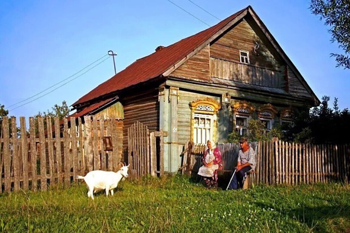 Жизнь сельской деревни. Деревенский домик. Лето в деревне. Бабушка в деревне. Сельская местность.