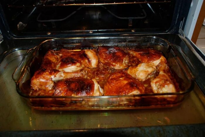 Мясо курицы в духовке. Курочка в духовке. Мясо на противне в духовке. Мякоть курицы домашняя в духовке.