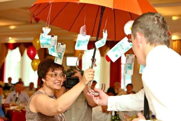 Сюрприз на свадьбу от родителей. Подарок сюрприз для молодоженов на свадьбу. Подарок зонт с деньгами. Зонт с деньгами на свадьбу. Оригинальный подарок на свадьбу молодоженам.