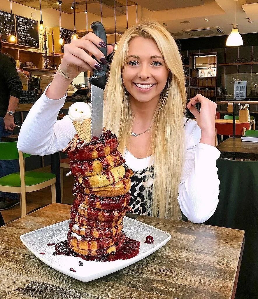 Девушка блоггер ест. Красивая девушка с едой. Девушка блоггер ест. Девушка блоггер ест. Фотосессия с едой.