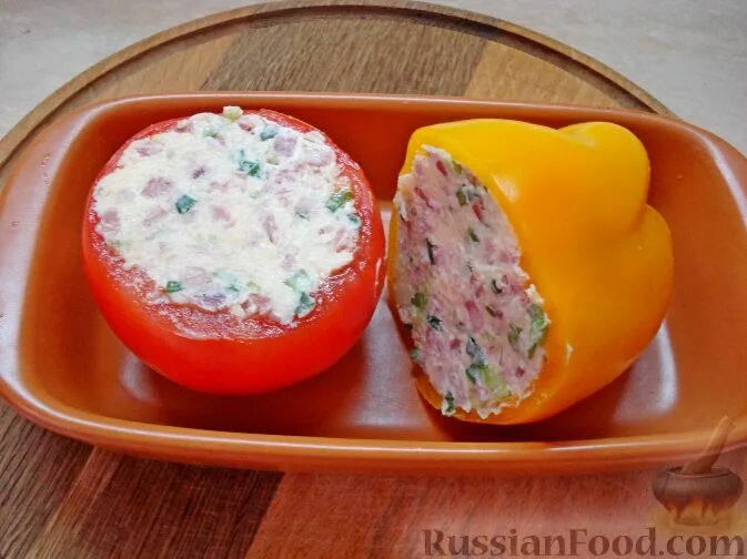 Перец болгарский фаршированный сыром. Перец фаршированный мясом. Перец фаршированный сыром. Фаршированные перцы халапеньо. Овощные медальоны.