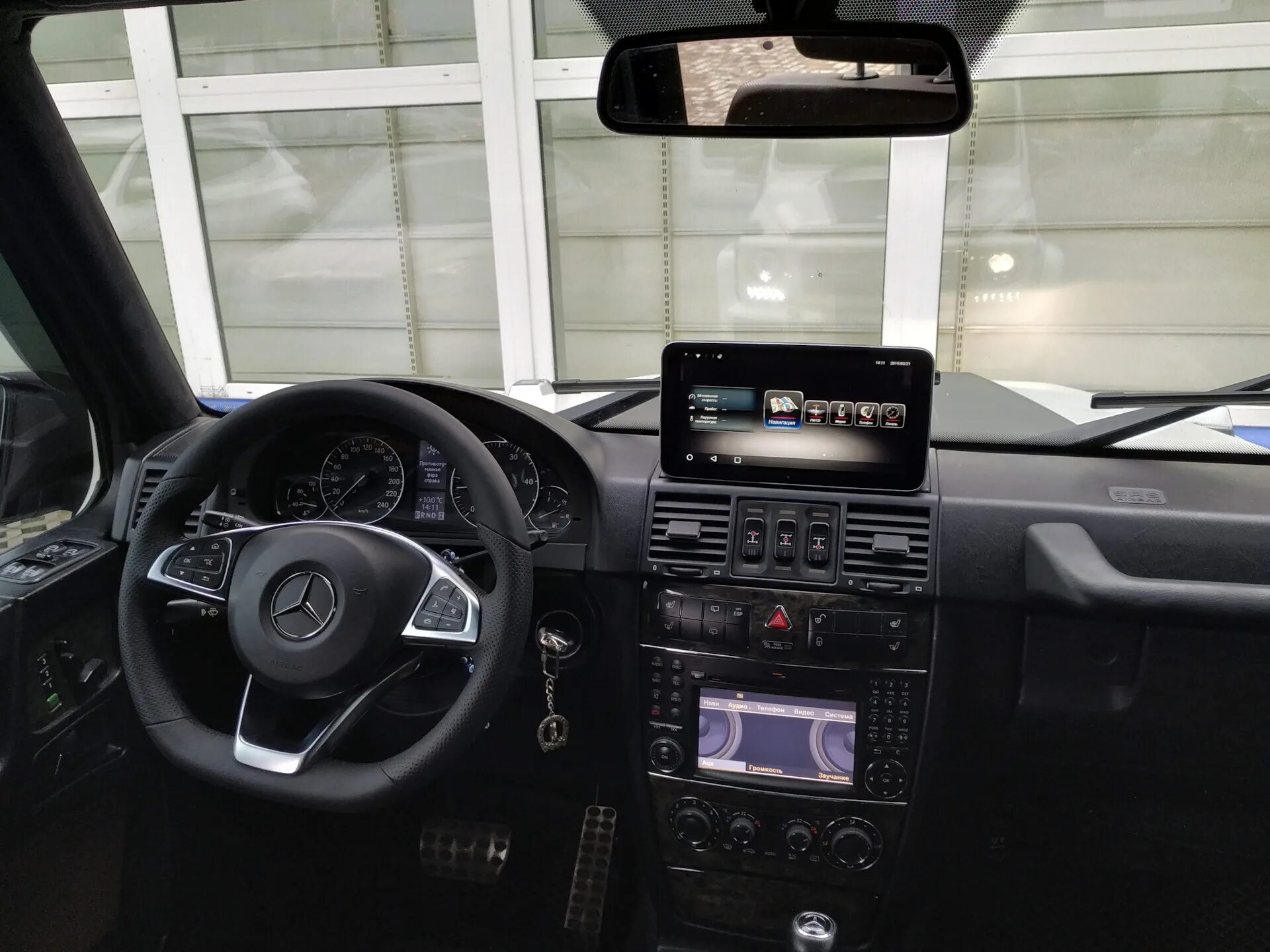 Mercedes w463 android магнитола. Магнитола тесла w463. Экране гелик. Мерседес g63 amg. Торпедо гелендваген w463.