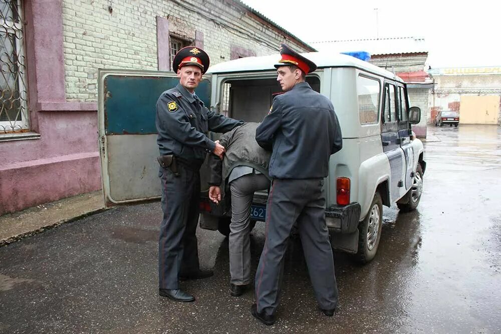 В бобике с ментами. Полицейский Бобик. Полицейский арестовывает преступника. Милиция 2000-х. Милиционер вася