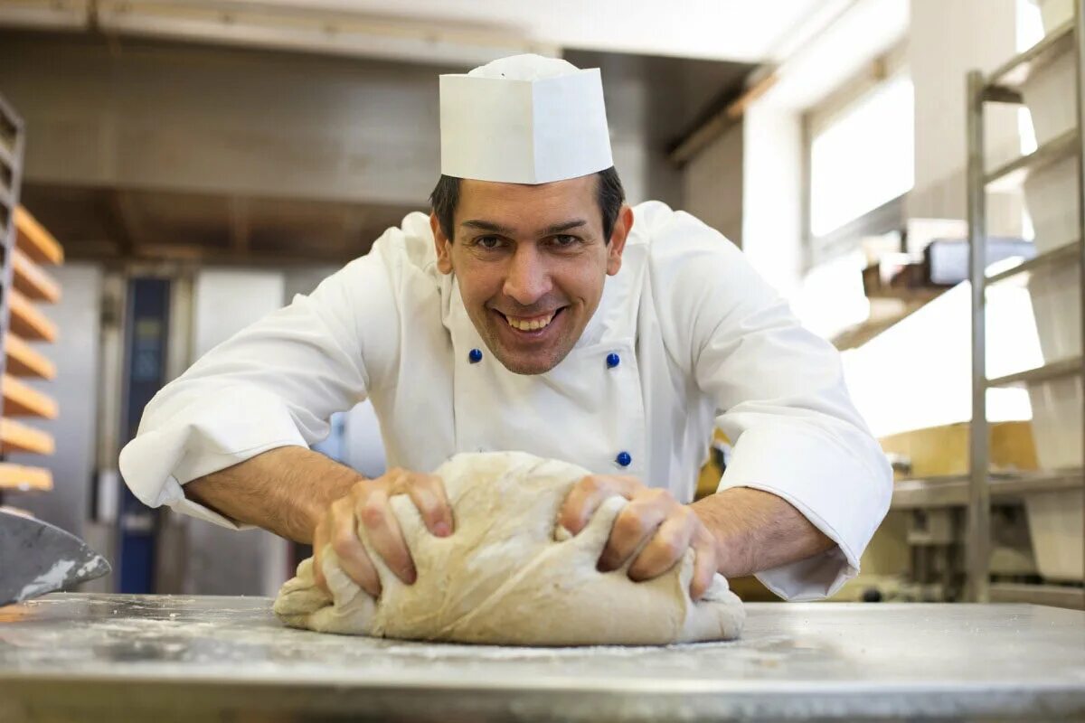 Замешанное тесто. Месить тесто. Замешивание дрожжевого теста. Изготовление соленого теста. Технология работы с тестом.