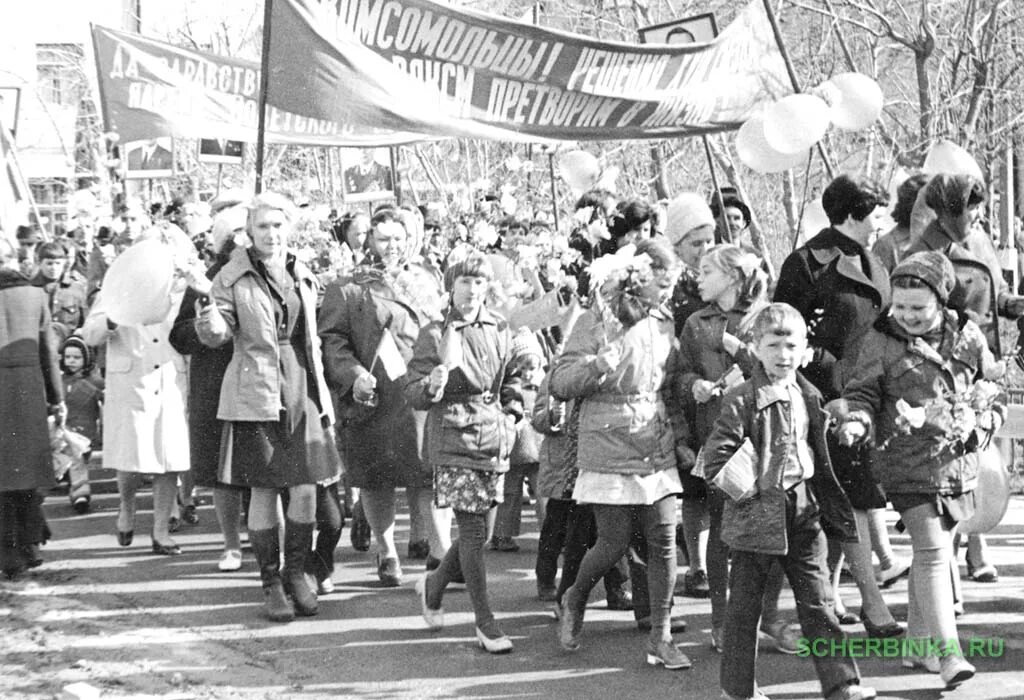 1 мая 80. Первомайская демонстрация. Демонстрации в СССР. Демонстрации в 80 е годы. Первомай демонстрация СССР.