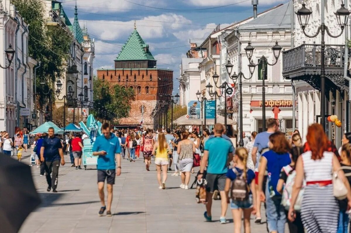 Куда пойти в нижнем новгороде в августе. Улица покровка нижний новгород. туристы в нижнем новгороде.