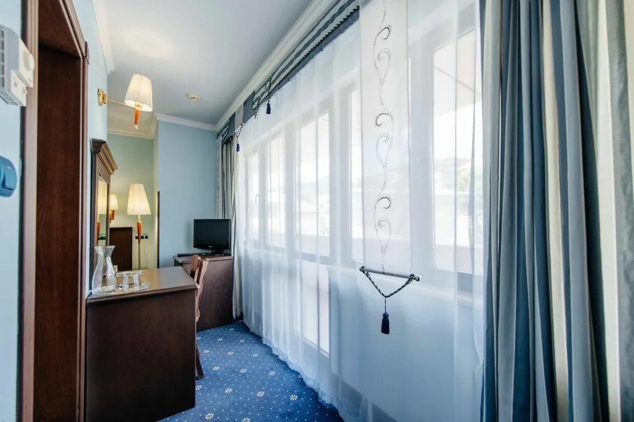 Адлер мини отель дельфин фото. Волна, ул ленина, 13 фото. Отель золотой дельфин адлер. Логотип дельфин турфирма. Дельфин туроператор.