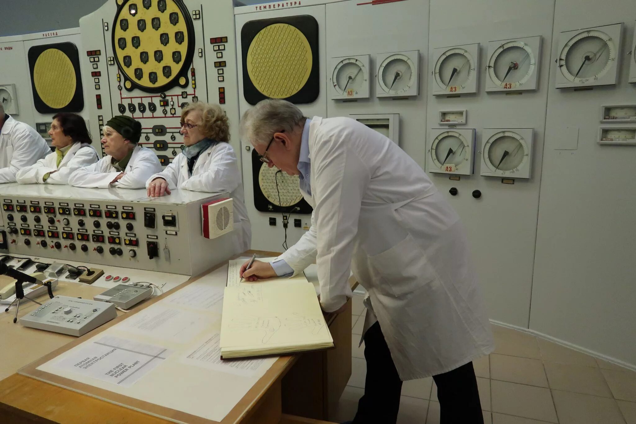Первая аэс в мире где. Обнинская АЭС первая в мире. Первая в мире атомная электростанция в Обнинске. 20 Лет первой в мире АЭС Г Обнинск. Атомная станция Калужская область.