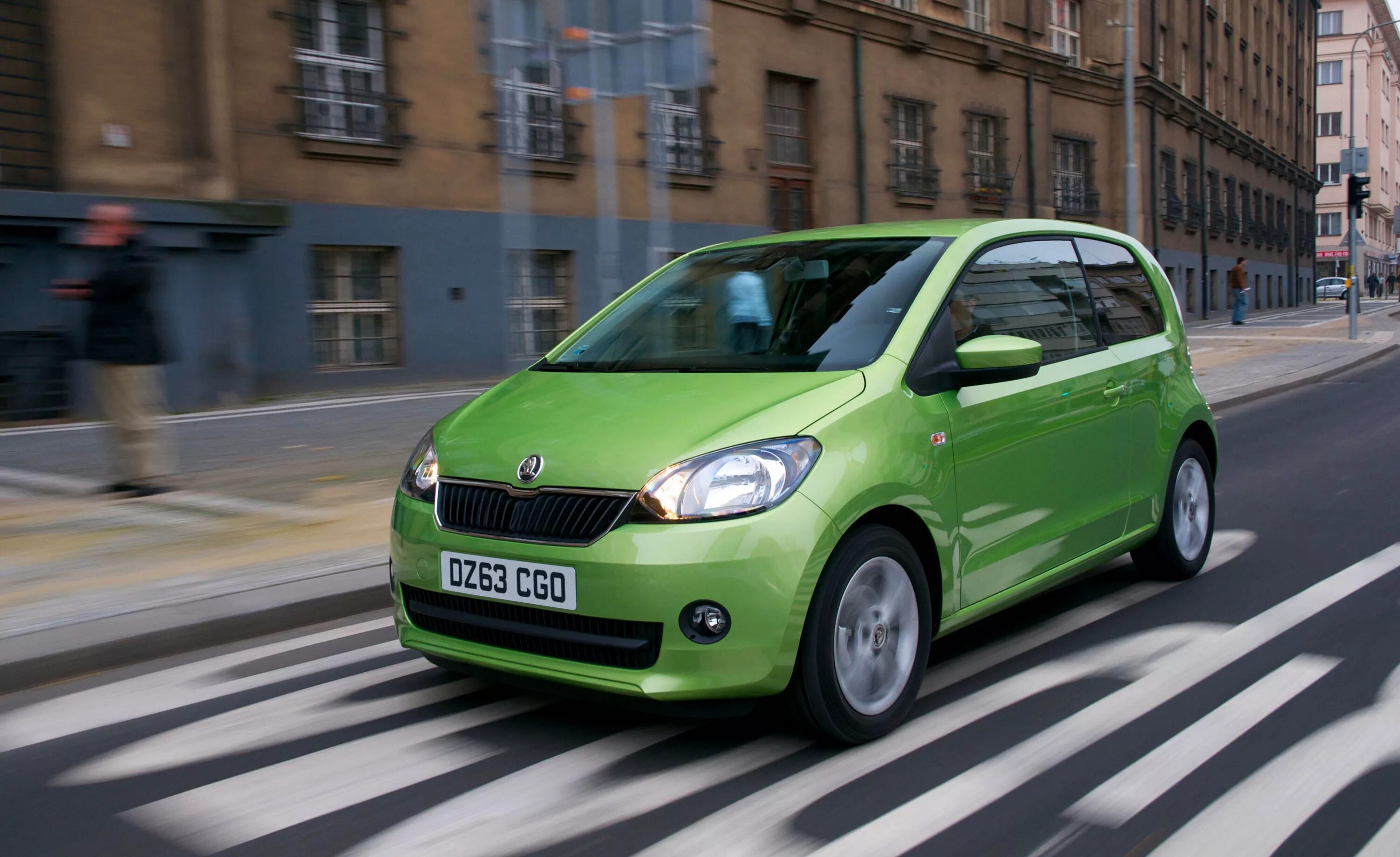 Небольшие экономичные машины. Индийский автомобиль «tata nano». Маленькая машина. Экономичные автомобили недорогие. Машины недорогие.