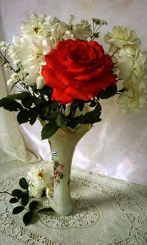 Свежие розы в вазе. Розы в вазе. Лучшие розы в вазе. Розы в вазе картинки.