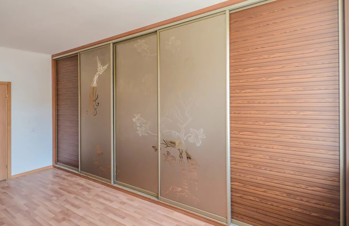 Душ в вагоне купе ржд. Шкаф-купе в прихожую встроенный. Турпоезд золотой орел люкс. Вагон дом. Поезд таврида купе 2к.