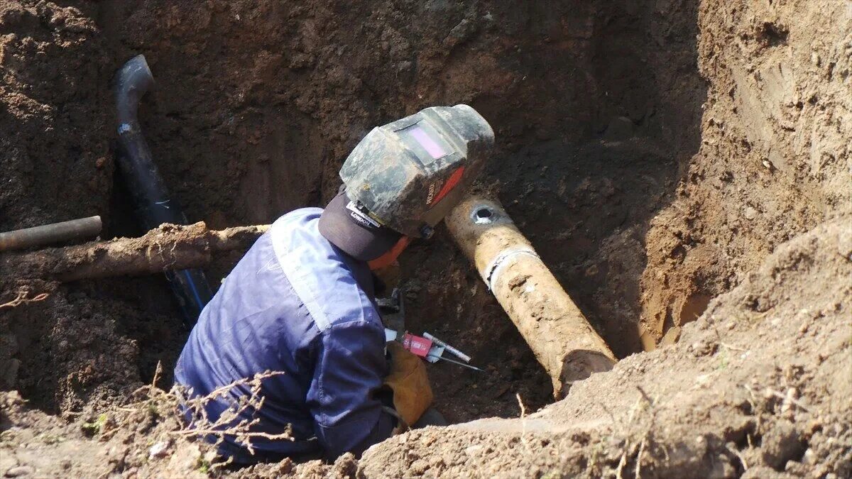 Сеть порыв. Центральный водопровод. порыв водопровода. водопровод большой. прорыв трубы под землей.