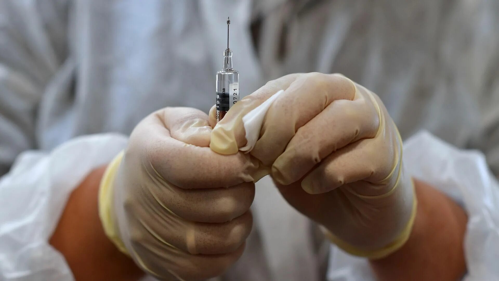 Ученые разрабатывали новую синтетическую вакцину от гриппа. Вакцинация от гриппа. прививки от гриппа. вакцинация против оспы. вакцинация детей от гриппа.