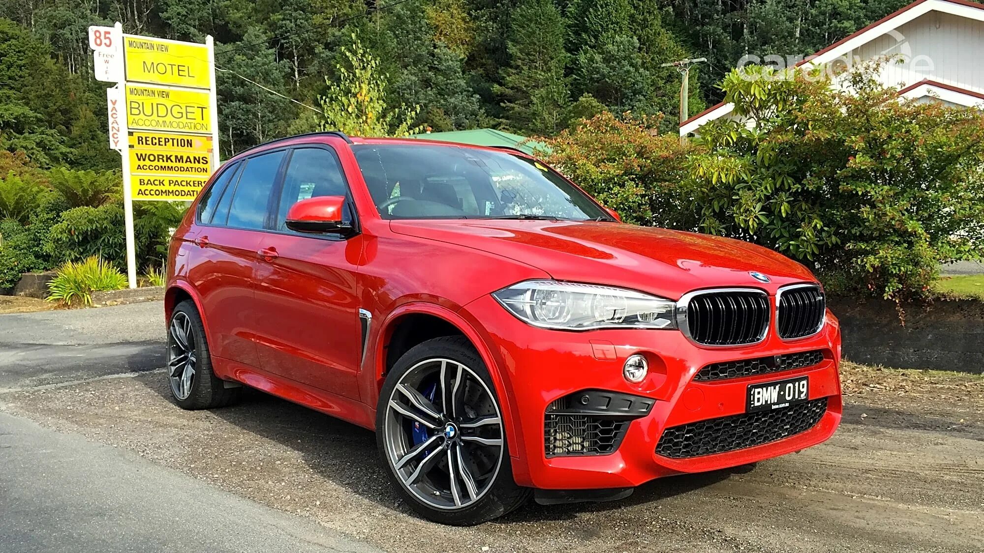 Сколько будет 5 икс 6. BMW x5m Red. BMW x5m красный. БМВ х5 красная. БМВ x5 красная.